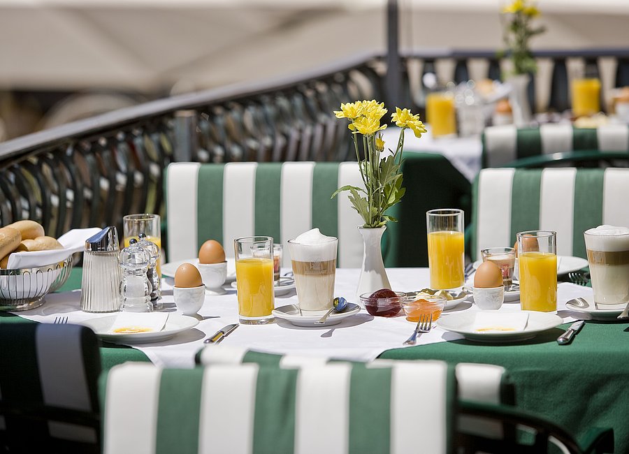 Frühstück auf der Terrasse @Vergeiner's Hotel Traube
